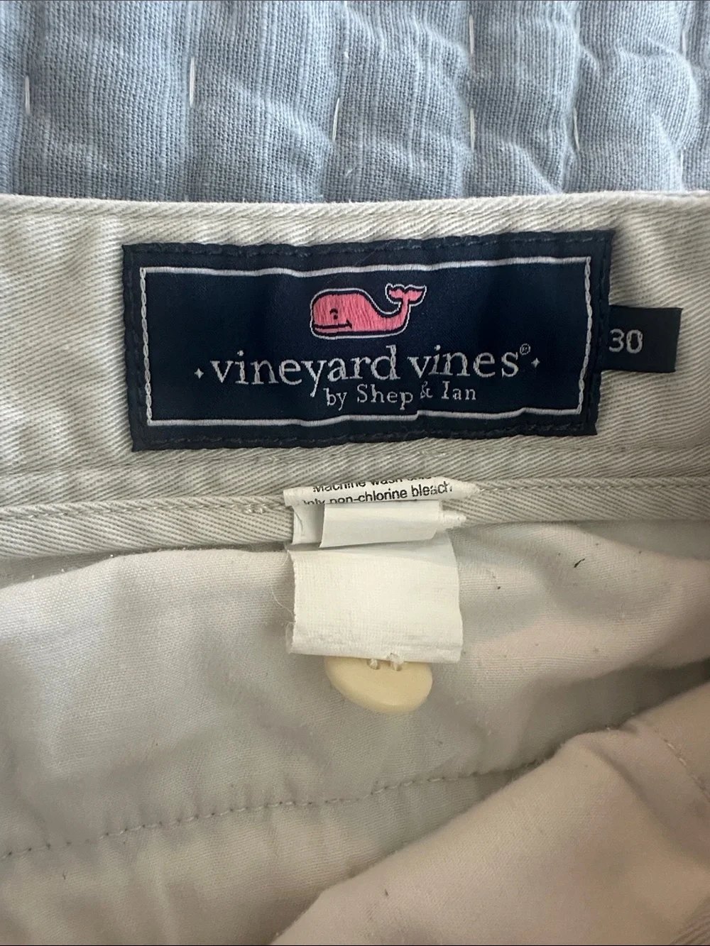 Vineyard Vines Men's Flat-Front Shorts in Light Khaki size 30